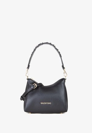 Borsa a spalla in pelle nera con forma curvata, hardware dorato, tracolla con borchie e un logo discreto sul fronte.