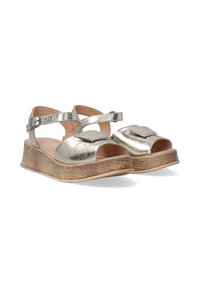 Metalen zilveren sandalen met open tenen, verstelbare enkelbandjes en een wiggenhak met een gestructureerd, houtachtig ontwerp.