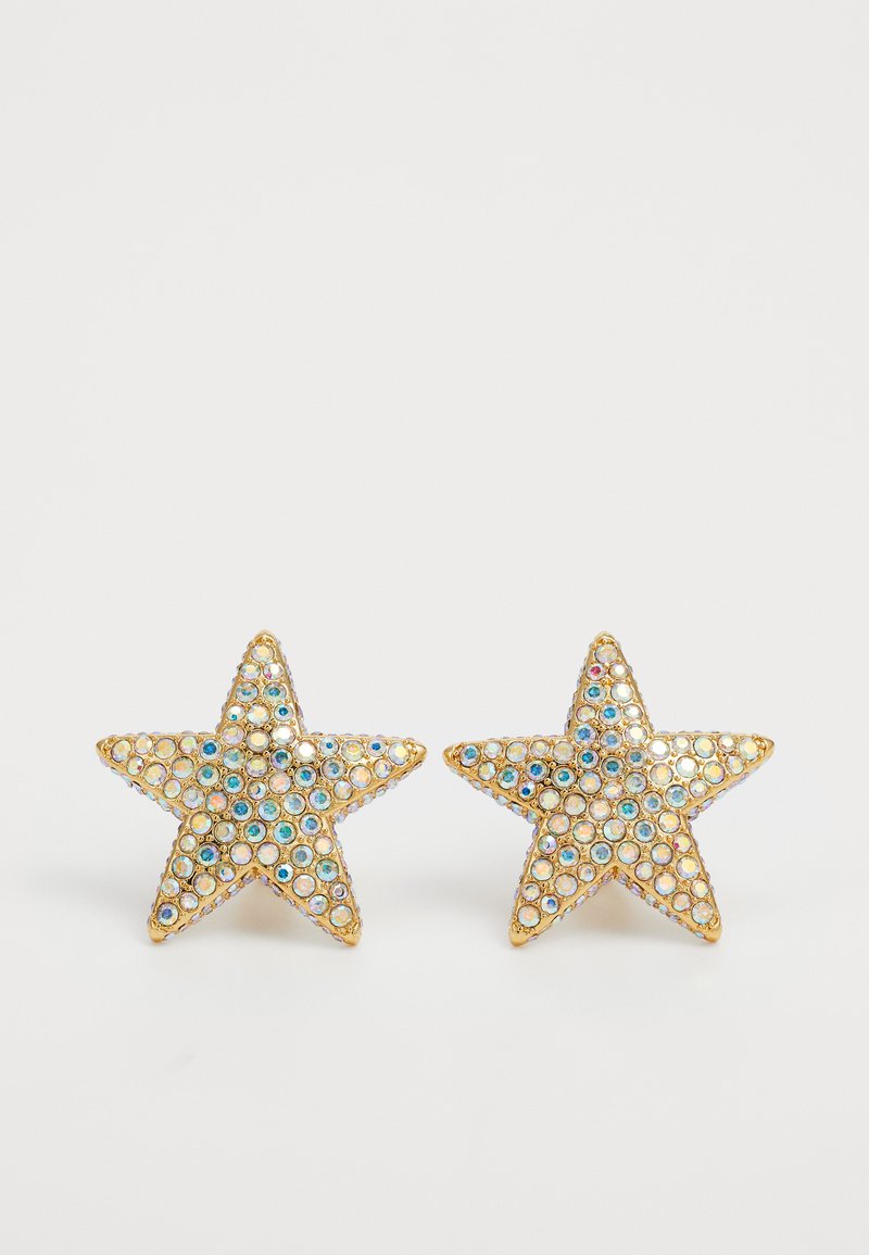 Kuldne tähtkujuline kõrvarõngas, kaunistatud mitmevärviliste rhinestone'idega, millel on tekstureeritud pind ja läikivad detailid.