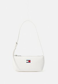 Weiße Lederschultertasche mit verstellbarem Riemen, silbernem Reißverschluss und einem kleinen rechteckigen Tommy Jeans Logo-Patch auf der Vorderseite.