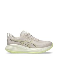 Licht beige hardloopschoen met een bovenwerk van mesh, reflecterende accenten en een gevoerde, lichtgroene tussenzool. Bevat smalle veters en logodetails.