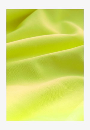 Fluorescentno žuta tkanina s glatkom, blago sjajnom teksturom, s blagim naborima i konzistentnim, finim pletenim uzorkom.