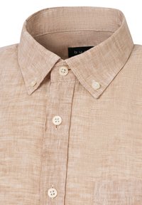 Beige Leinenhemd mit klassischem Kragen, ausgestattet mit fünf Knöpfen in hellem Farbton und einer kleinen Tasche auf der linken Seite. Dezente Textur erkennbar.