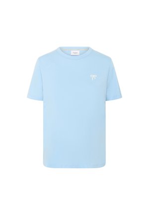 Gaiši zils kokvilnas T-krekls ar apaļu kaklu, īsām piedurknēm un mazu baltu bantītes dizainu kreisajā krūtī. Gluda tekstūra.