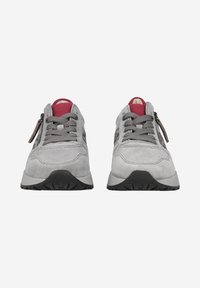 Grijze suede sneakers met een structuurafwerking, ronde veters en maroon accenten op de tong en de binnenvoering, met een rubberen zool.