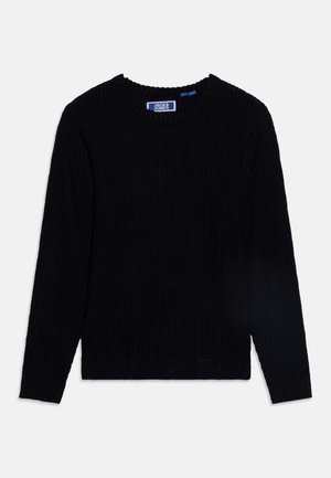 Czarny sweter z dzianiny o prążkowanej fakturze, okrągłym dekolcie i długich rękawach. Metka mówi "Jack & Jones". Prosty design bez dodatkowych wzorów.