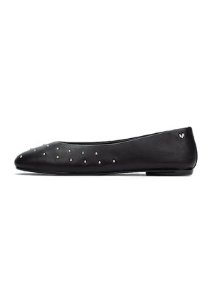 Ballet flats en cuir noir avec un bout pointu, ornées de clous en argent le long de l'empeigne et d'un petit logo sur le talon.