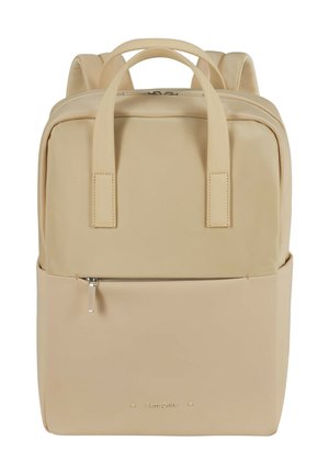 Beige Rucksack aus strapazierfähigem Stoff, mit rechteckiger Form, zwei oberen Griffen und einer vorderen Reißverschlusstasche mit minimalistischem Logo.