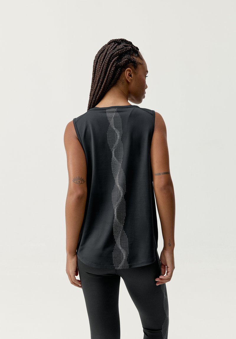 Czarny sportowy top na ramiączkach z plecakiem, z teksturowanym wzorem wzdłuż kręgosłupa. Materiał wydaje się gładki i elastyczny.