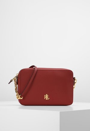 Rechthoekige donkerrode leren crossbodytas met gouden hardware, ketting en riem, en een gouden RL-logo aan de voorkant, tentoongesteld op een witte ondergrond.