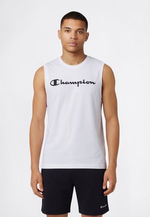 Camiseta sin mangas blanca con el logo "Champion" en negro en el pecho, combinada con pantalones cortos negros, confeccionada en algodón suave y con un corte relajado.