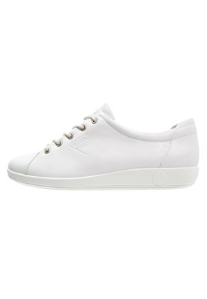 Weiße Ledersneaker mit glatter Oberfläche, abgerundeter Zehenpartie und minimalistischem Design. Ausgestattet mit silbernen Ösen und einer gepolsterten Sohle für Komfort.