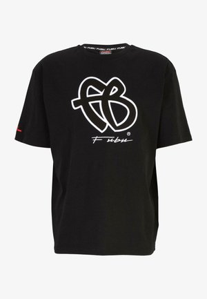 Juodas medvilnės marškinėliai su dideliu baltu ir juodu logu priekyje, trumpomis rankovėmis ir apvaliu kaklu. Raudonas akcentas ant rankovės.