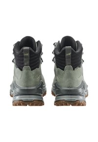 Ein Paar graue und schwarze Wanderstiefel mit robusten braunen Sohlen, von hinten auf einem weißen Hintergrund betrachtet.