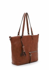 Borsa tote in pelle marrone con doppi manici, dettaglio a frange, tasca frontale con zip e accenti in metallo argentato. Texture liscia e forma rettangolare.