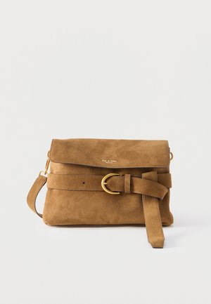 Sac bandoulière en daim marron avec rabat avant, détail de ceinture à boucle dorée et sangle réglable sur un fond clair uni.