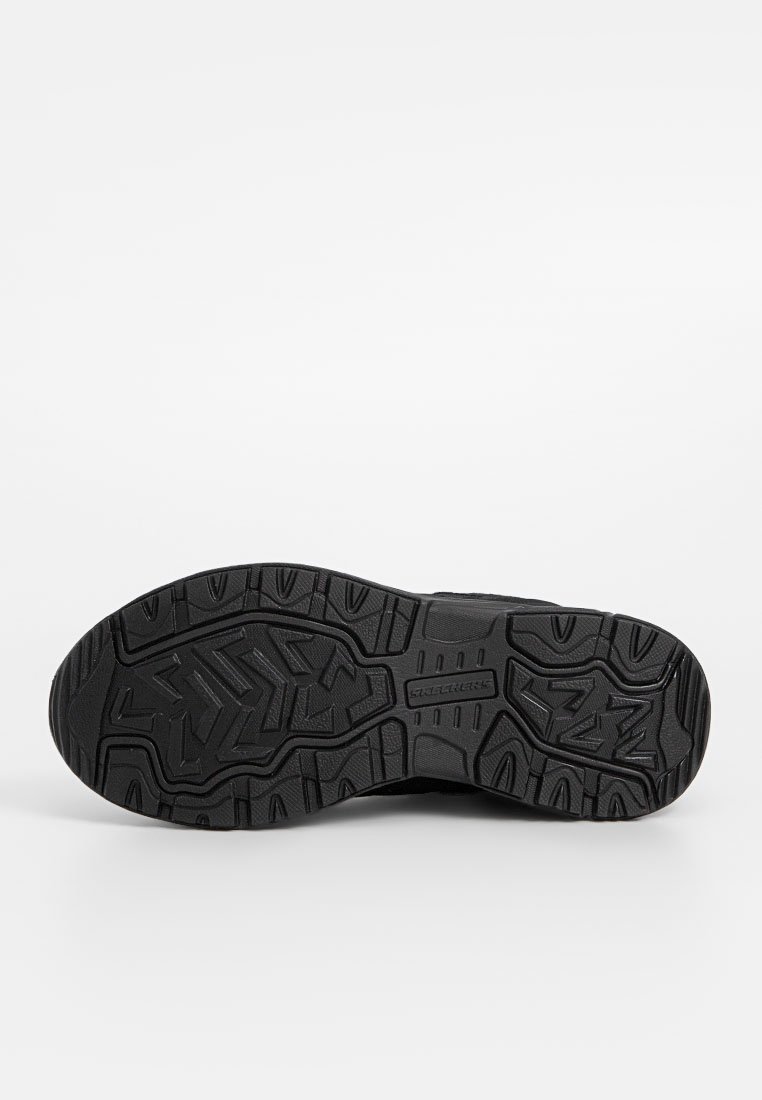 Zwarte sneakerzool voorzien van een textuur in rubber met een looppatroon voor grip. De vorm is afgerond met verhoogde, zigzagaccenten.