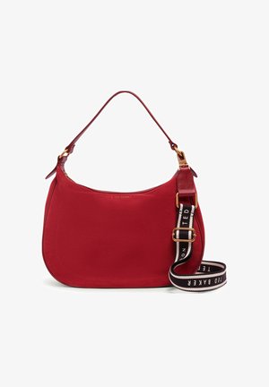 Borsa a tracolla rossa dalla forma curva, con accessori dorati e tracolla nera e bianca staccabile con scritto "Ted Baker London".