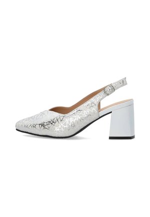 Witte slingbackschoen met zilver geometrisch craquelépatroon, puntige neus, verstelbare gespsluiting en brede blokhak van gemiddelde hoogte.