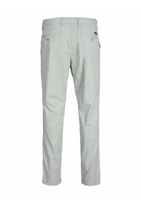 Pantaloni grigi chiari con una texture liscia, dotati di tasche posteriori con bottoni e risvolto alle caviglie. Design a gamba dritta.