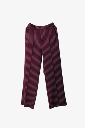 Pantaloni largi burgundy cu dungi verticale albe, având un brâu elastic și buzunare laterale. Textură de țesătură netedă.
