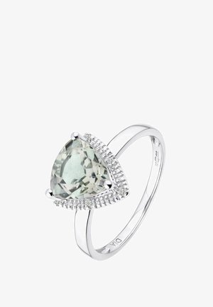 Kolmnurkse lõikega heleroheline vääriskivi, mis on kinnitatud hõbedasele rõngale, mille ääres on väikesed selged kivid. Sile ja poleeritud viimistlus.