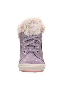 Lila Wildleder-Hochschuh mit weißen Sternmustern, Kunstfuttern am Kragen, silbernen Schnürsenkeln und rosa Gummisohle.