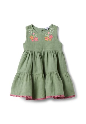 Vestido verde sin mangas para niños pequeños con falda de niveles, bordado floral rosa en el escote y ribete de encaje rosa en el dobladillo.