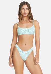 Completo bikini blu chiaro con motivo floreale. Il top presenta spalline regolabili e un design arricciato; il fondo ha lati alti.