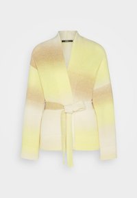 Cárdigan de punto con cinturón de lazo, que presenta tonos degradados de amarillo, beige y crema, con mangas largas y cuello chal.