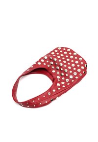 Rote Lederhandtasche mit einer lässigen Form, verziert mit mehreren metallischen Nieten in unterschiedlichen Größen über die Oberfläche verteilt.