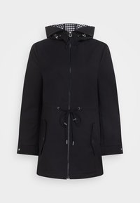 Černá mikina s kapucí z voděodolného materiálu se stahováním v pase, předním zipem a podšívkou s kostkovaným vzorem. Má dvě přední kapsy.