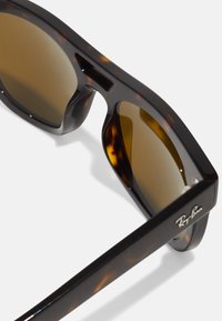 Ray-Ban aurinkolasit, joissa on kilpikonnakuosiset kehykset, ruskeat gradient-linssit ja suorakulmainen muotoilu. Logo yhdessä sankassa.