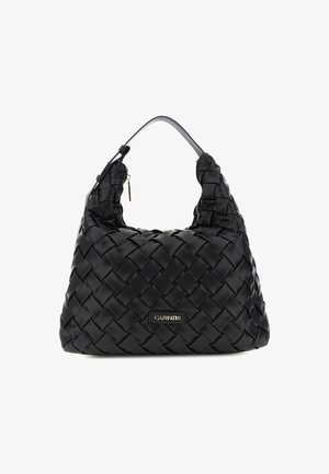 Sort vævet læderhobo-taske med en enkelt rem, lynlås og et lille rektangulært mærkelogo foran.