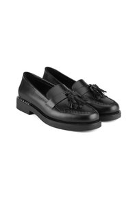 Zwarte leren loafers met kwastjes, moccasin stitching en een lage blokhak. Soepele textuur met minimalistische designelementen.