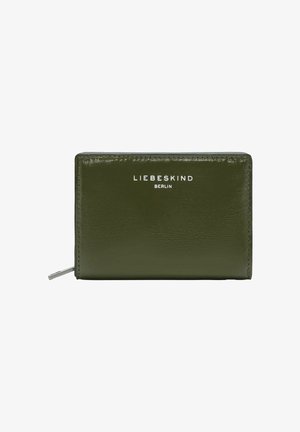 Portfel ze skóry w oliwkowozielonym kolorze o gładkiej fakturze, z srebrnym logo „LIEBESKIND BERLIN” na przedniej stronie oraz zamkiem błyskawicznym po jednej stronie.