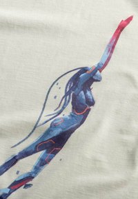 Grafisch T-shirt met een digitale illustratie van een silhouet met lang haar in tinten blauw en paars, aangevuld met rode details.