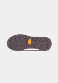 Semelle Vibram avec un motif en relief prononcé. Caoutchouc violet foncé avec un logo Vibram orange. Surface texturée conçue pour l'adhérence.