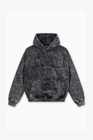 Hoodie preto com efeito acid wash, com bolso frontal e capuz, apresentando letras góticas em relevo "HAV" adornadas com pequenos pinos no peito.