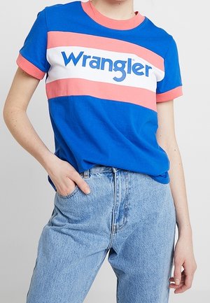 Niebieski bawełniany t-shirt z różowo-białymi poziomymi paskami, z napisem "Wrangler" w niebieskich literach. Luźny fason z krótkimi rękawami.