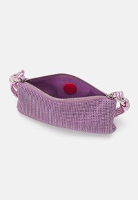 Paars, textuur clutch met een gladde, glanzende afwerking, ritsluiting en een zachte binnenkant. Beschikt over een opvallende ketting-achtige handgreep.