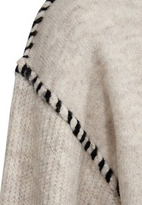 Licht beige gebreide sjaal met een textuurstof en zwarte spiraalsteekdetails langs de rand. Zachte uitstraling en comfortabele uitstraling.