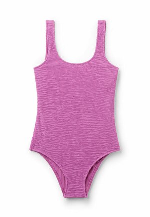 Lila Einteiler-Badeanzug mit strukturierter Textur und breiten Schulterträgern, flach auf weißem Hintergrund liegend.