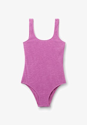 Fioletowy jednoczęściowy strój kąpielowy z teksturowanej tkaniny i szerokimi ramiączkami, rozłożony na płasko na białym tle.