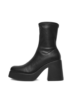 - Botki na platformie