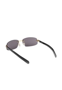 Occhiali da sole rettangolari senza montatura con lenti scure, ponte e naselli in oro, e aste curve nere.