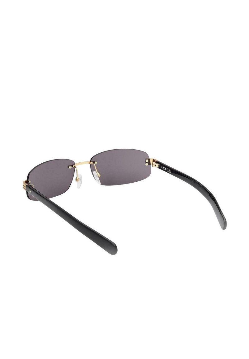 Lunettes de soleil rectangulaires sans monture avec des verres sombres, un pont en or et des plaquettes de nez, et des branches courbées noires.