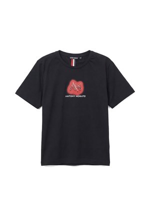 Camiseta negra de manga corta con cuello redondo con logo "AM" en rojo y blanco y texto "ANTONY MORATO" centrado en el frente.
