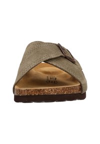 Sandale à glissière en suede marron avec un design à lanières croisées, semelle en liège et semelle en caoutchouc texturé avec une finition en métal.