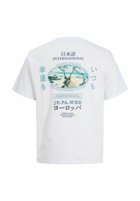 Bijela majica kratkih rukava s plavim grafičkim dizajnom, tekstom na engleskom i japanskom jeziku, ovalnim uzorkom i raznim ispisanim detaljima.
